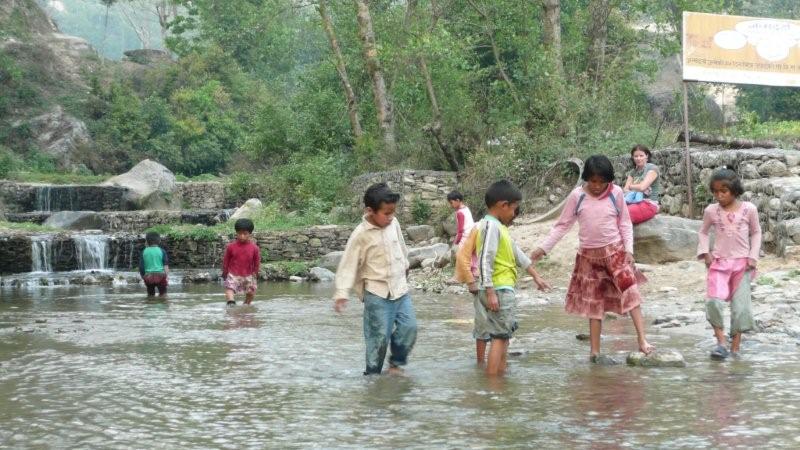 kinderen spelen in water nabij Sankhu