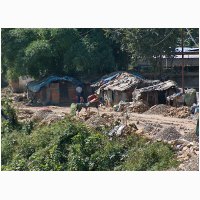 00773-nepal-krotten-langs-rivier.jpg