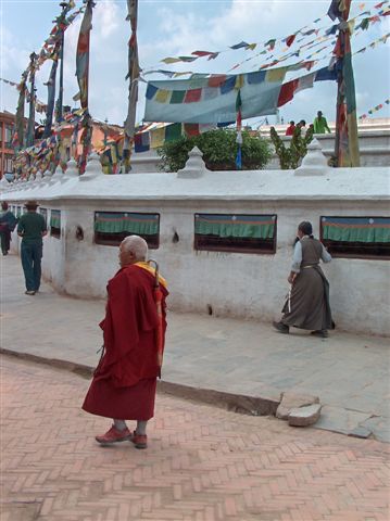 Monnik met paraplu in Bouddha