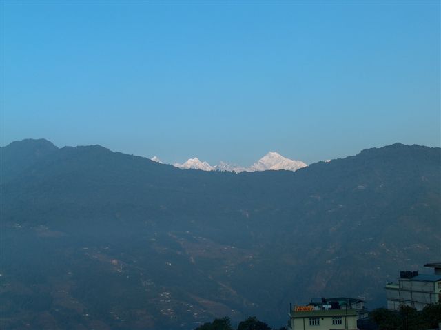 uitzicht vanuit hotel op berg Kanchendzonga