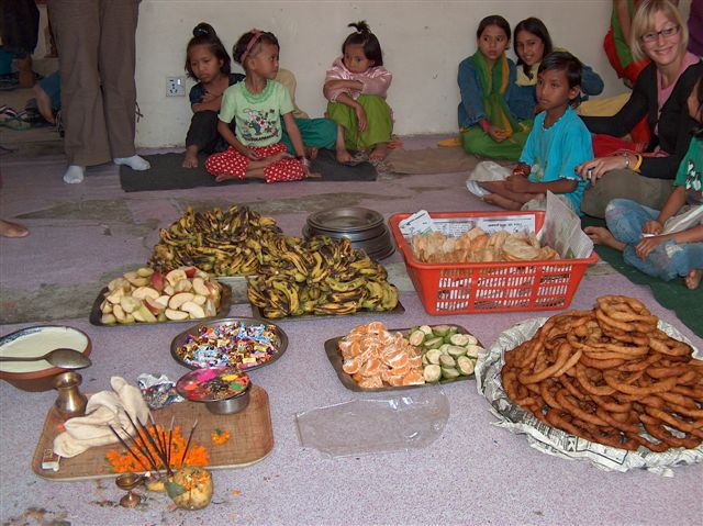 veel en lekker eten met Tihar in kinderhuis