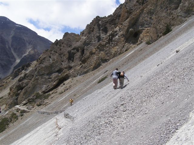 leisteenhellingen op weg naar Tilicho base camp