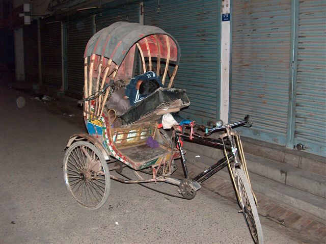 Rikshaw-rijder slapend op straat